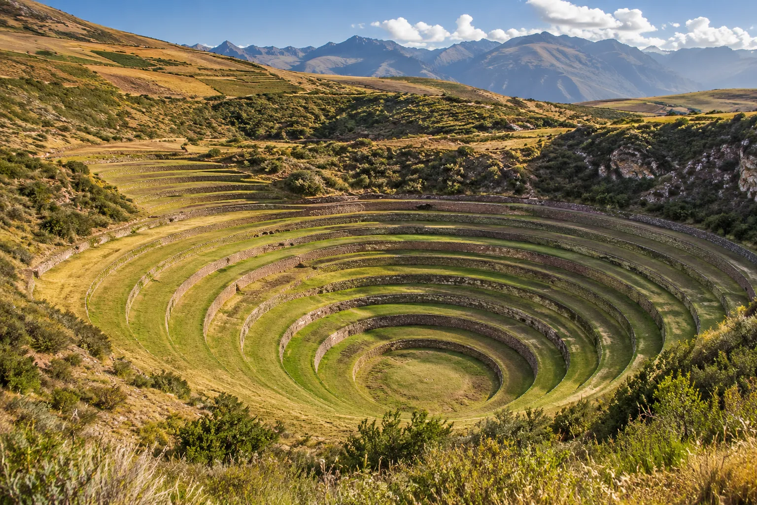 Imagen editorial ilustrativa de las terrazas circulares de Moray