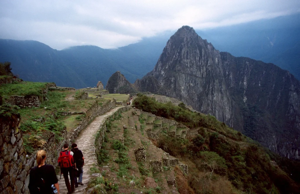 Camino empedrado que baja de Inti Punku hacia Machu Picchu y el Huayna Picchu