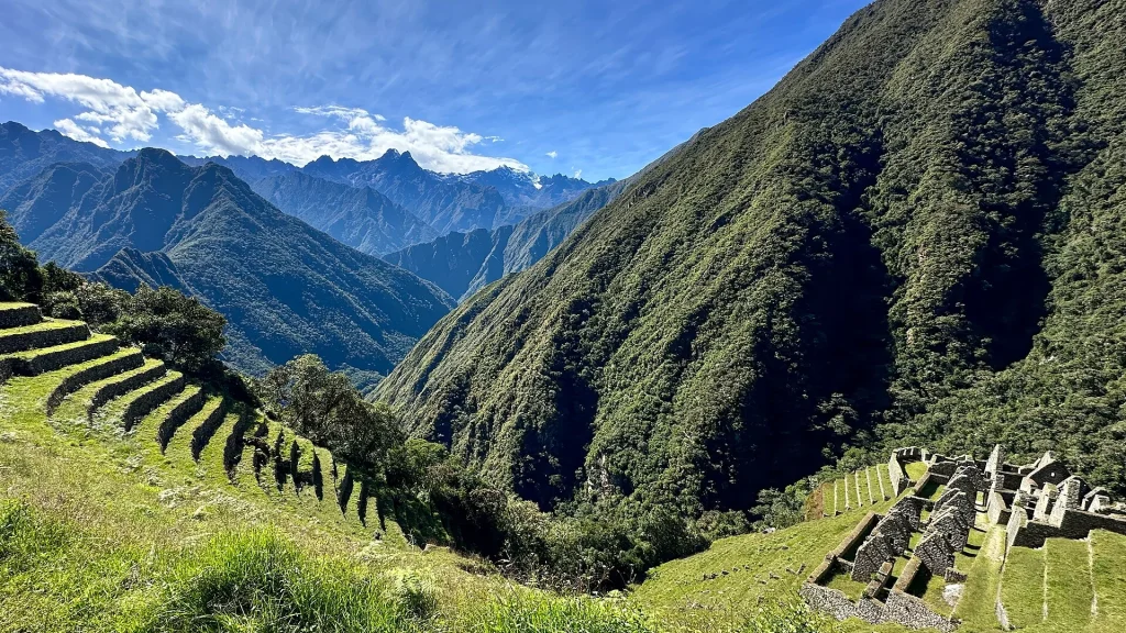 Valle y andenes de Wiñay Wayna en el tramo final del Camino Inca