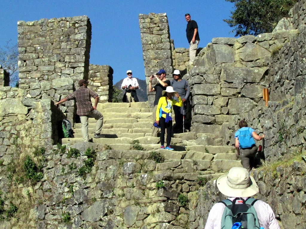 Viajeros en las escalinatas de Inti Punku, la Puerta del Sol, en el Camino Inca