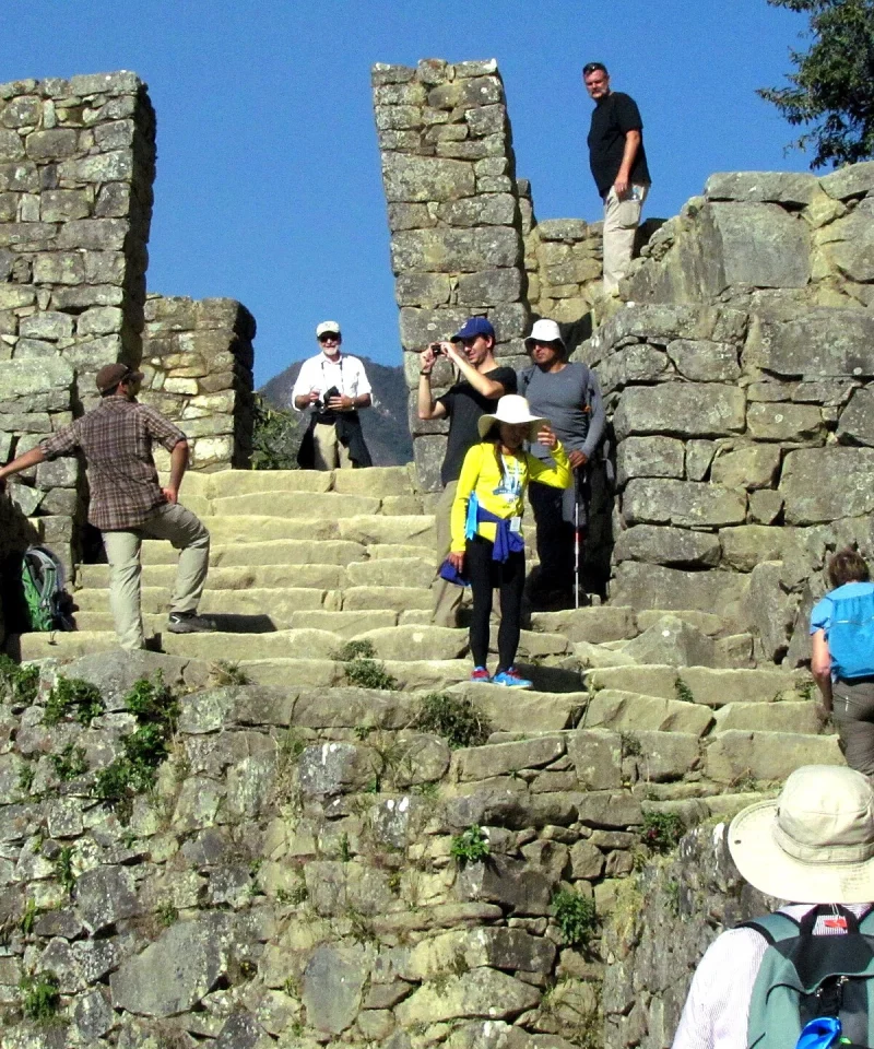 Viajeros en las escalinatas de Inti Punku, la Puerta del Sol, en el Camino Inca