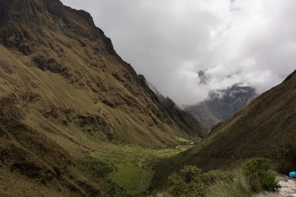 Valle verde entre montañas visto desde el paso Warmiwañusca, en el Camino Inca