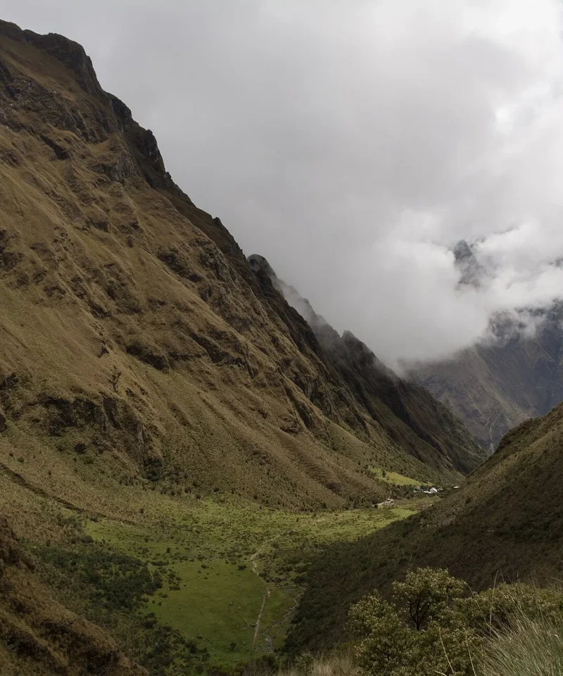 Valle verde entre montañas visto desde el paso Warmiwañusca, en el Camino Inca