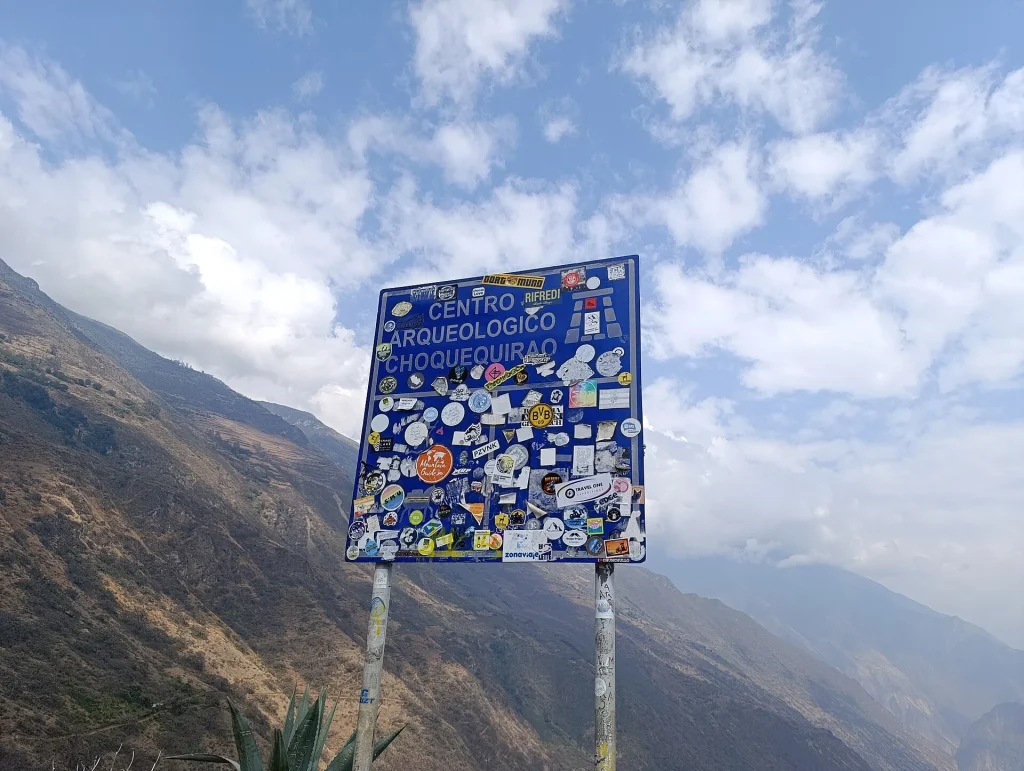 Letrero del Centro Arqueológico de Choquequirao junto al sendero
