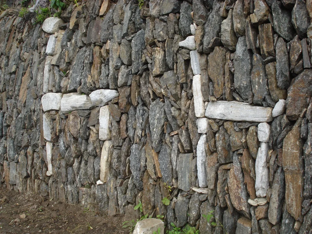 Llamas de piedra blanca incrustadas en un muro de Choquequirao