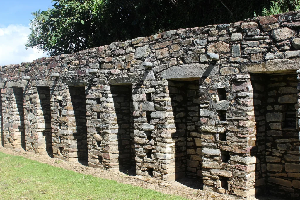 Hilera de nichos y puertas de piedra en una construcción inca de Choquequirao