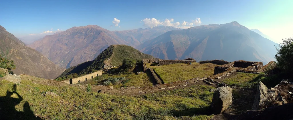 Vista panorámica de las ruinas de Choquequirao al final de la tarde