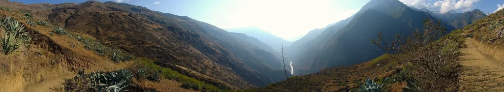 Sendero hacia Choquequirao con vista al cañón del río Apurímac
