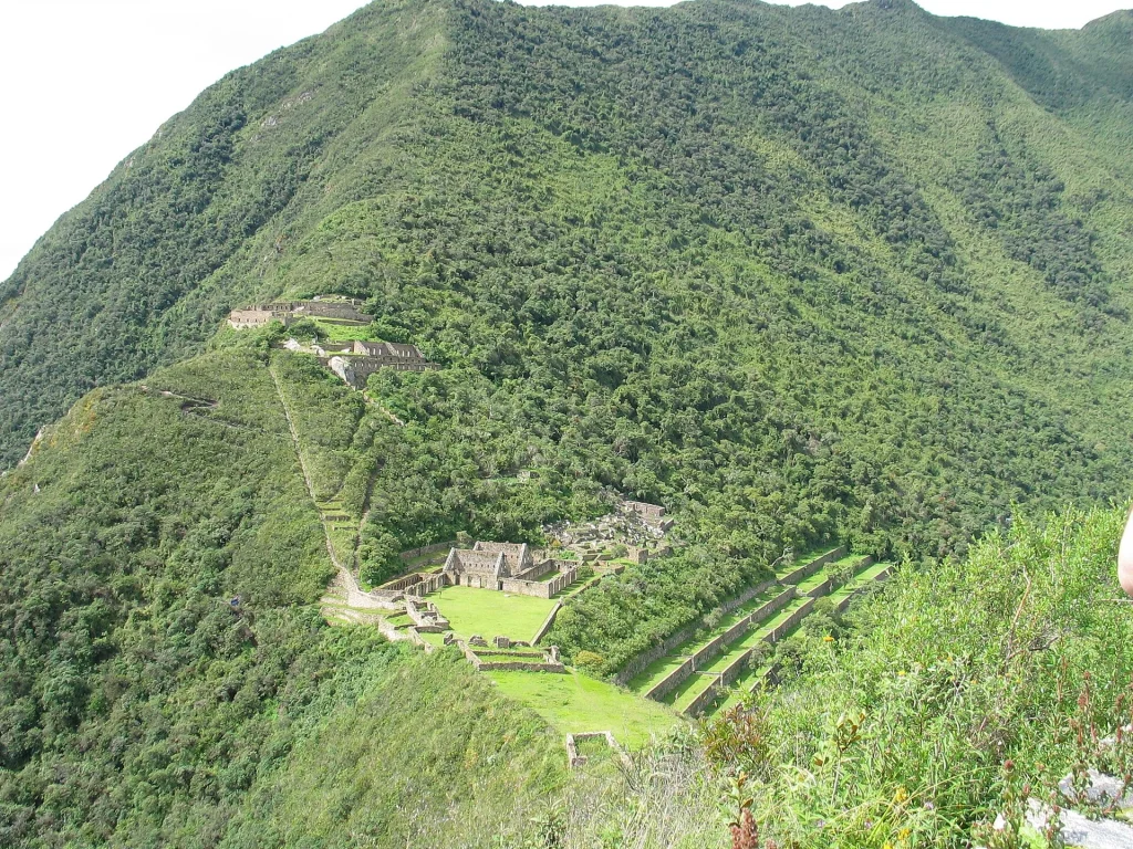 Choquequirao y sus andenes vistos desde la montaña de enfrente