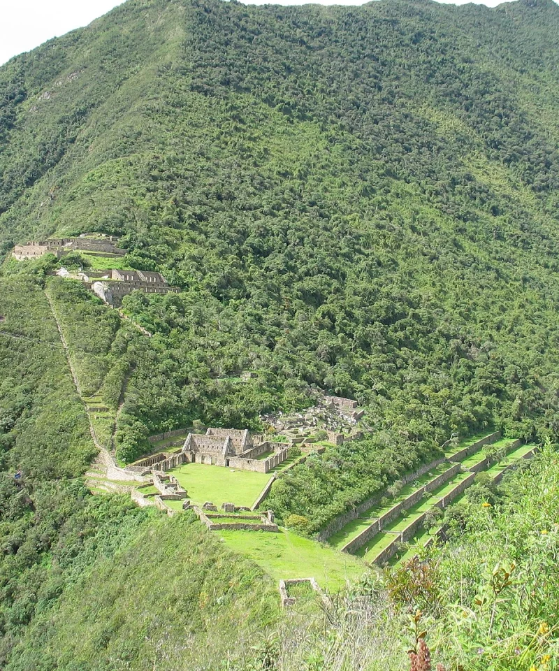 Choquequirao y sus andenes vistos desde la montaña de enfrente