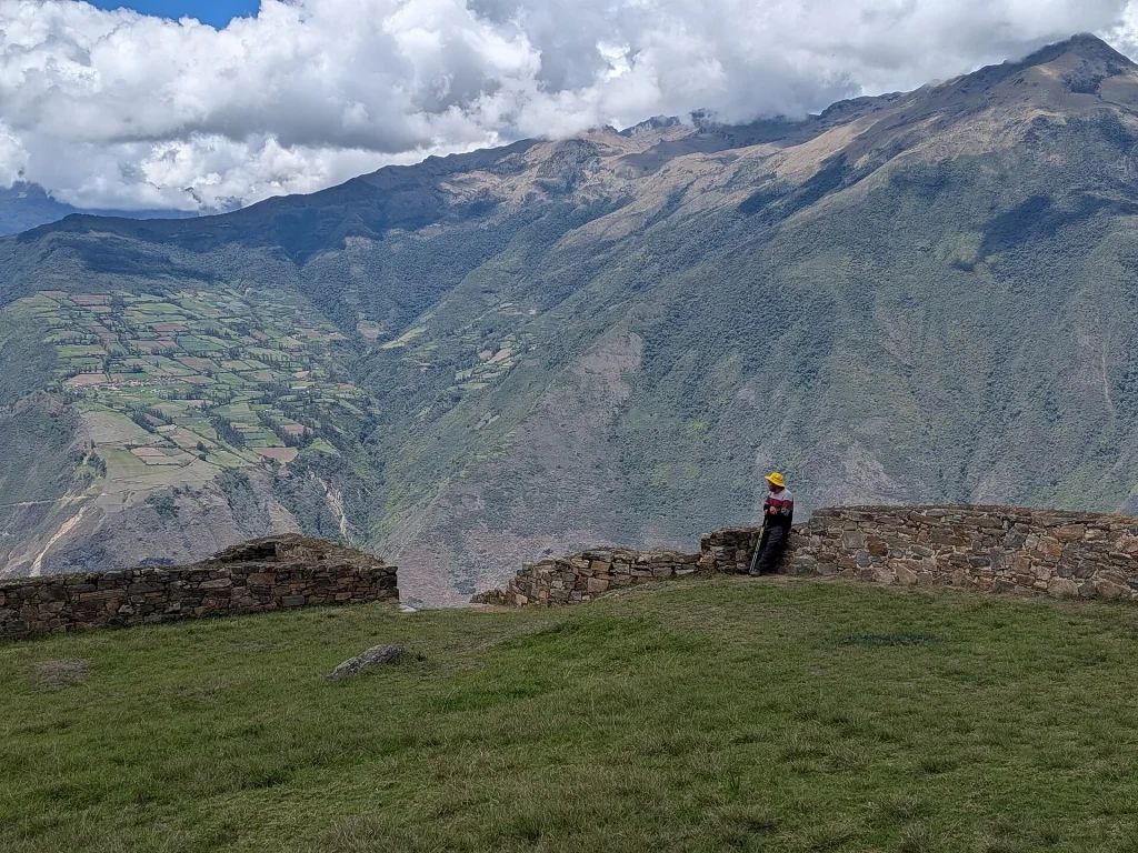 Vista desde el sector de las qolqas de Choquequirao hacia las montañas