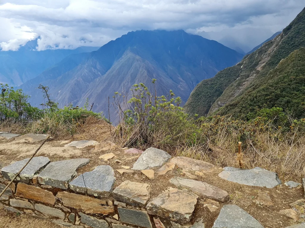 Vista del valle desde Choquequirao con montañas al fondo