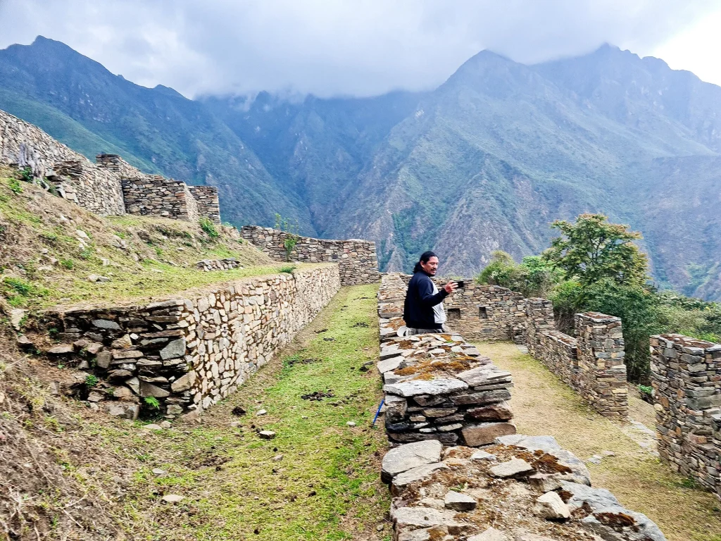 Muros y andenes de piedra de Choquequirao con vista a las montañas