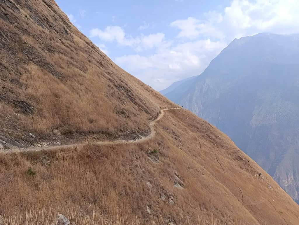 Sendero que recorre una ladera seca del cañón camino a Choquequirao