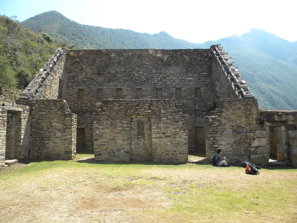 Edificio inca de piedra junto a la plaza de Choquequirao
