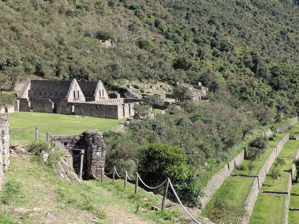 Plaza principal de Choquequirao con edificios de piedra y andenes