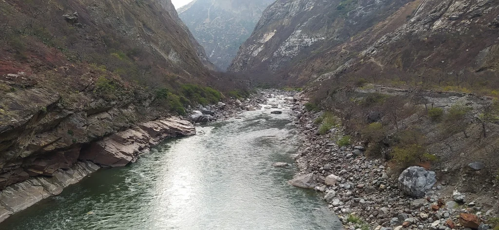 Río Apurímac entre las paredes del cañón, en el camino a Choquequirao
