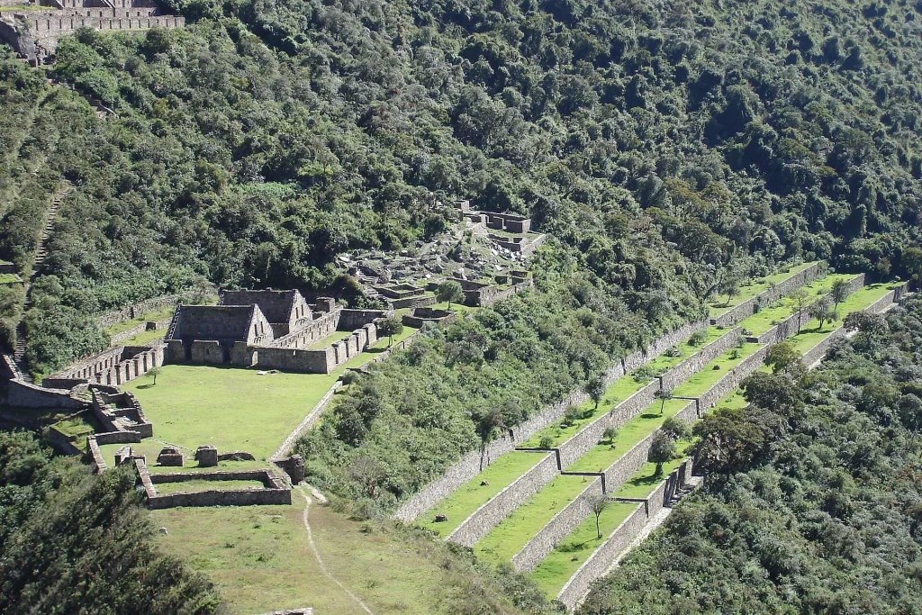 Vista aérea de las ruinas y los andenes de Choquequirao entre montañas verdes