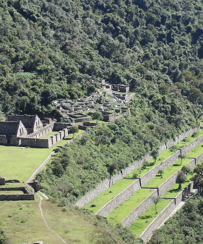 Vista aérea de las ruinas y los andenes de Choquequirao entre montañas verdes