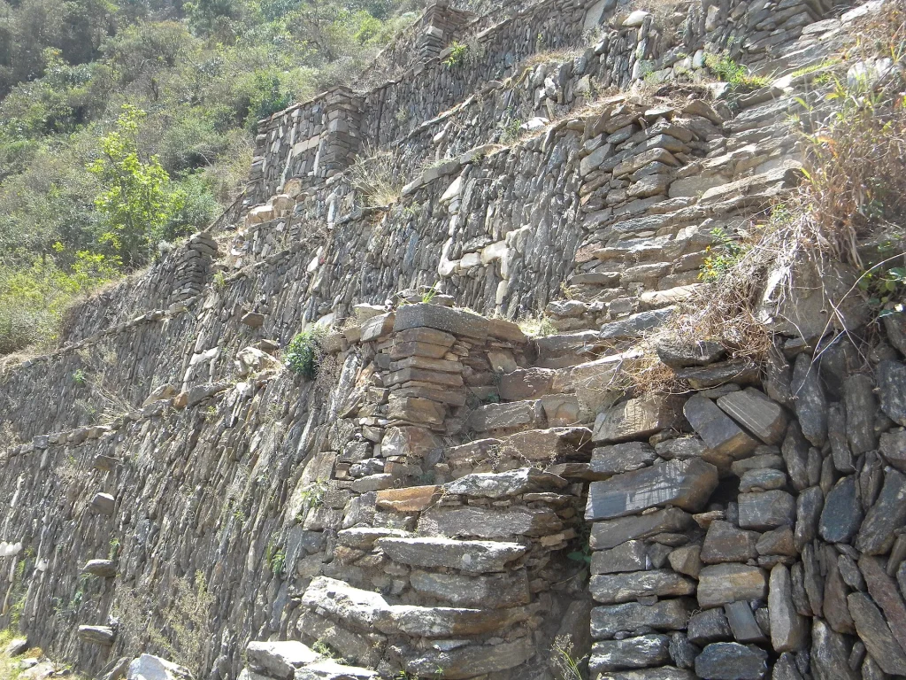 Muros de piedra del sector de las llamas en Choquequirao