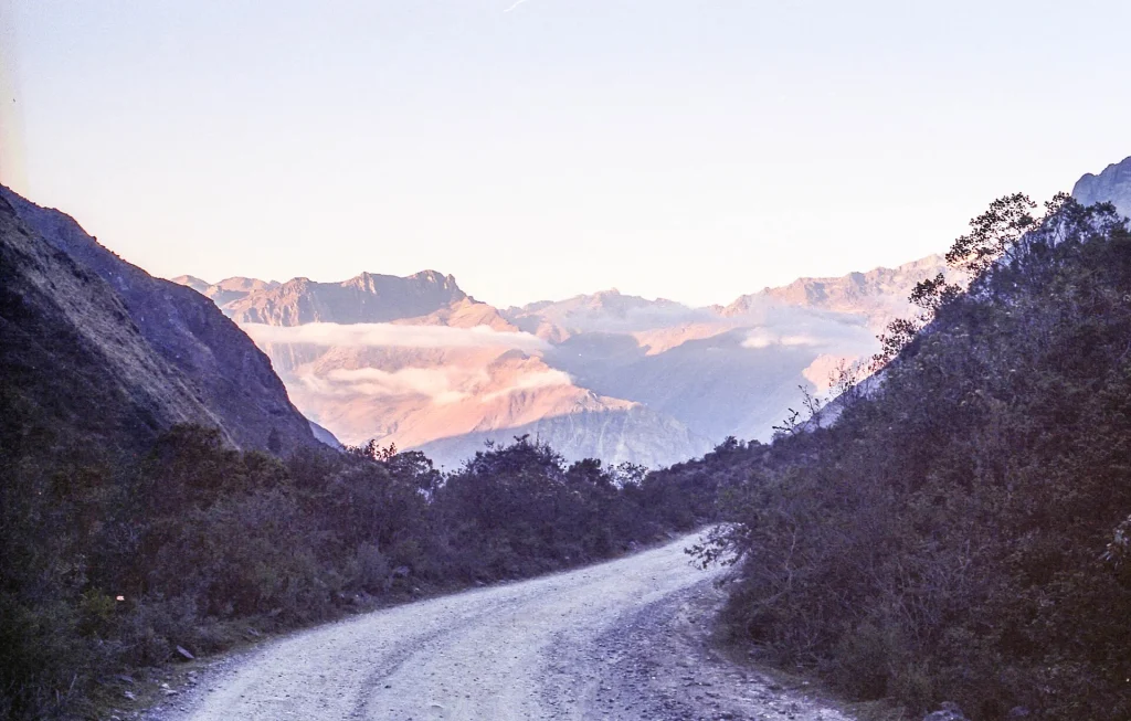 Carretera de grava que baja desde el abra Málaga entre montañas