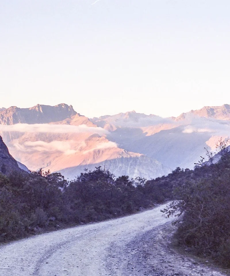 Carretera de grava que baja desde el abra Málaga entre montañas