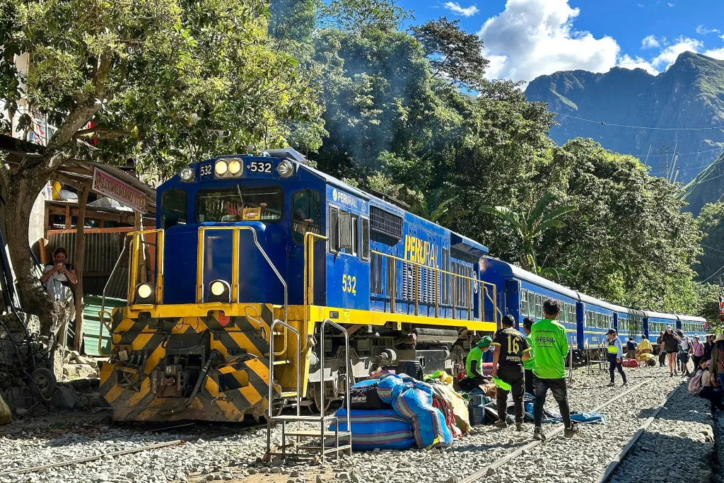 Tren de Peru Rail y viajeros en la estación de Hidroeléctrica