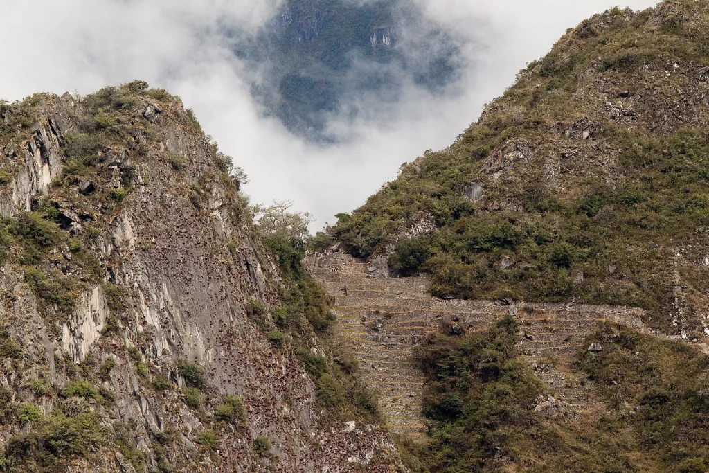 Machu Picchu y sus andenes entre montañas, vistos desde Putucusi