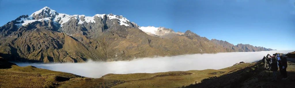 Mar de nubes sobre la cuenca amazónica visto desde el abra Málaga, con un nevado al fondo
