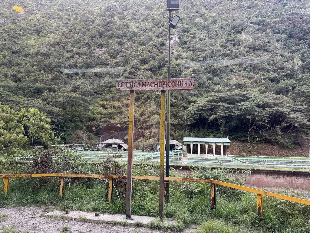 Letrero y estación de la central hidroeléctrica de Machu Picchu
