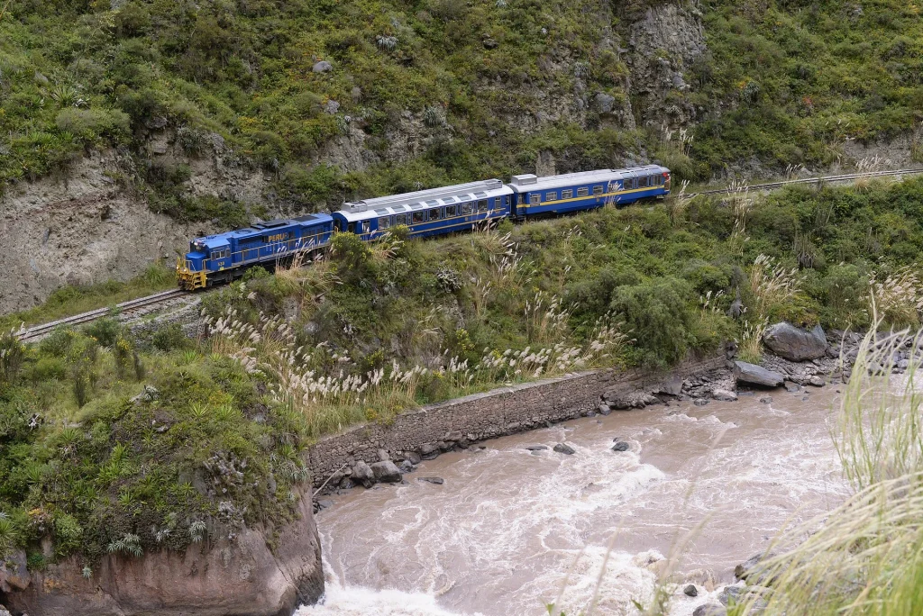 Tren azul de Peru Rail sobre el río Urubamba rumbo a Machu Picchu