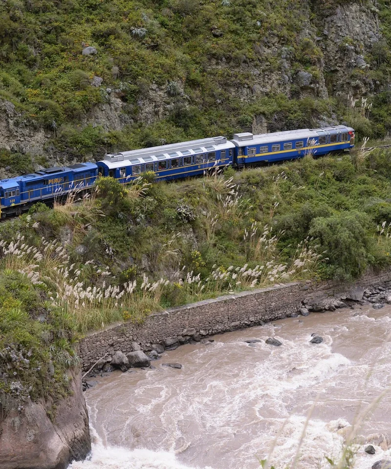 Tren azul de Peru Rail sobre el río Urubamba rumbo a Machu Picchu