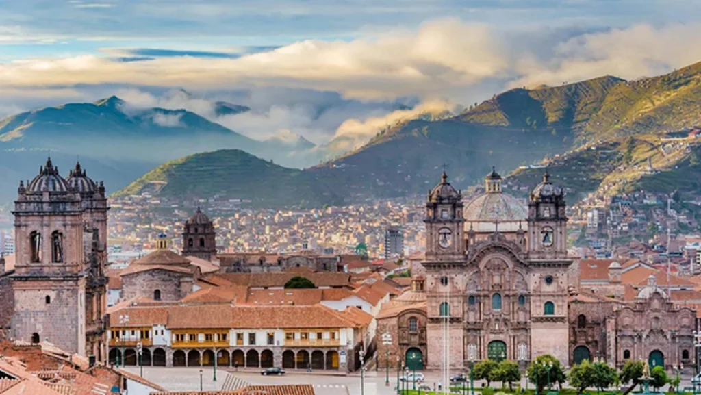 Centro histórico de Cusco con la Plaza de Armas y las montañas al fondo