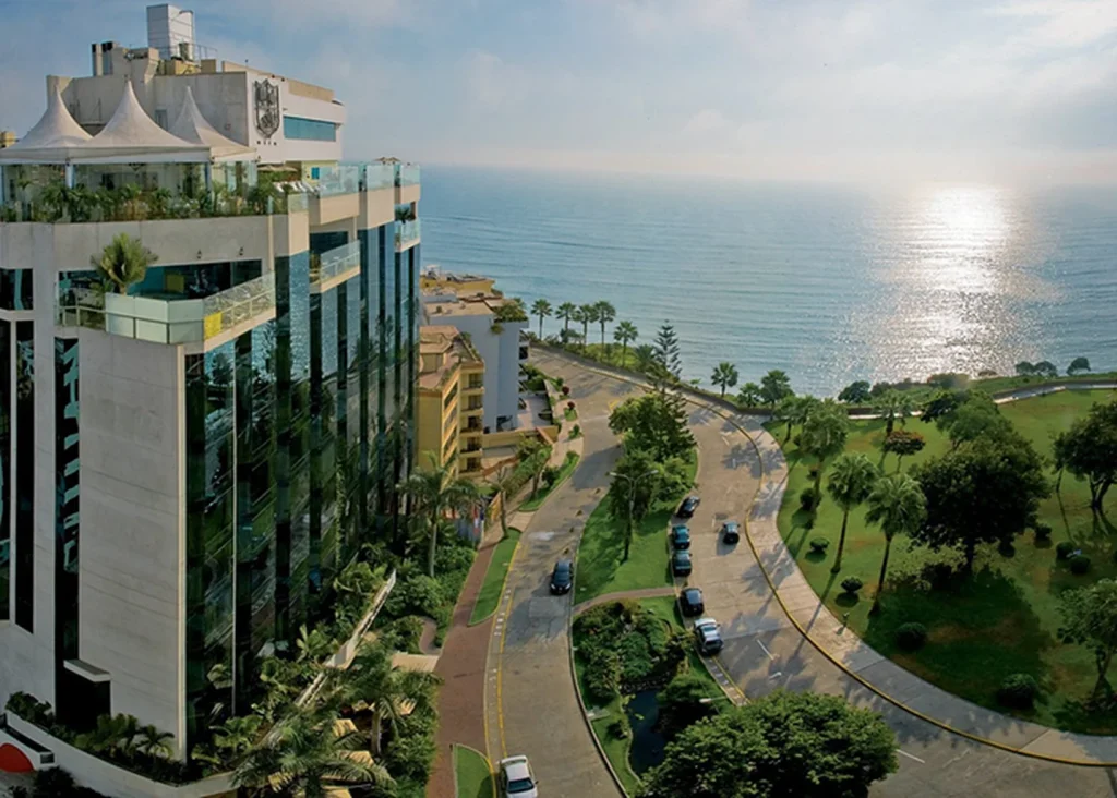 Costa de Miraflores en Lima frente al océano Pacífico