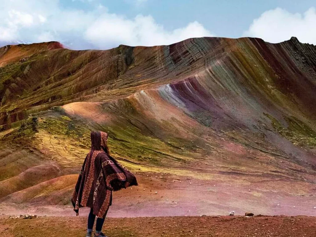 Viajera frente a las Montañas de Colores de Palcoyo en Cusco