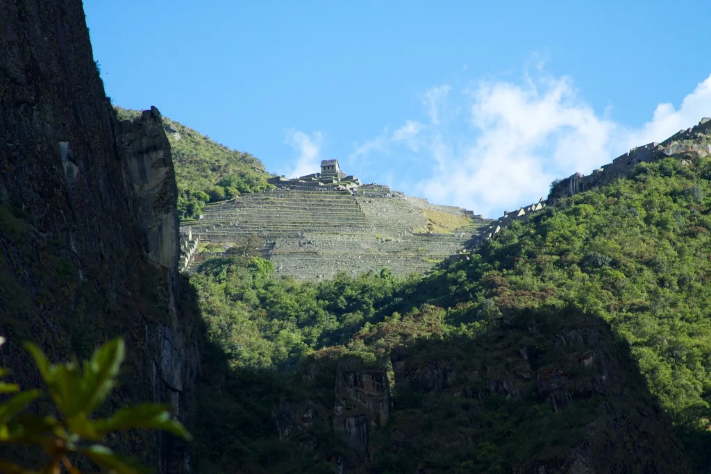 Andenes de Machu Picchu sobre el valle, vistos desde el camino hacia Aguas Calientes
