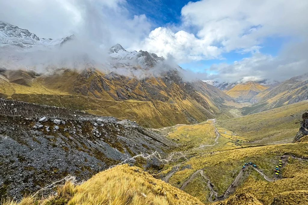 Vista del valle desde el paso Salkantay, con nubes y montañas
