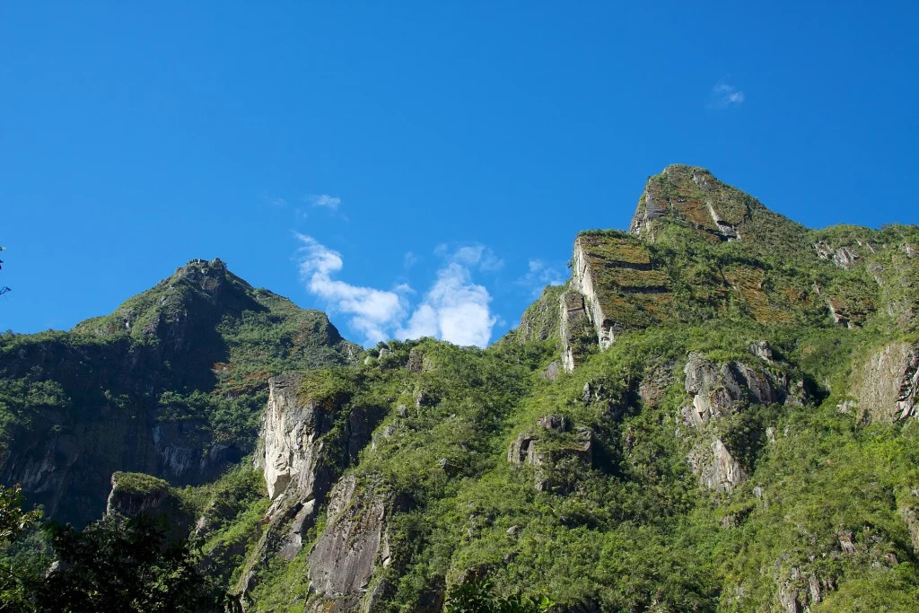 Montañas verdes cerca de Machu Picchu vistas desde el camino junto al río Urubamba