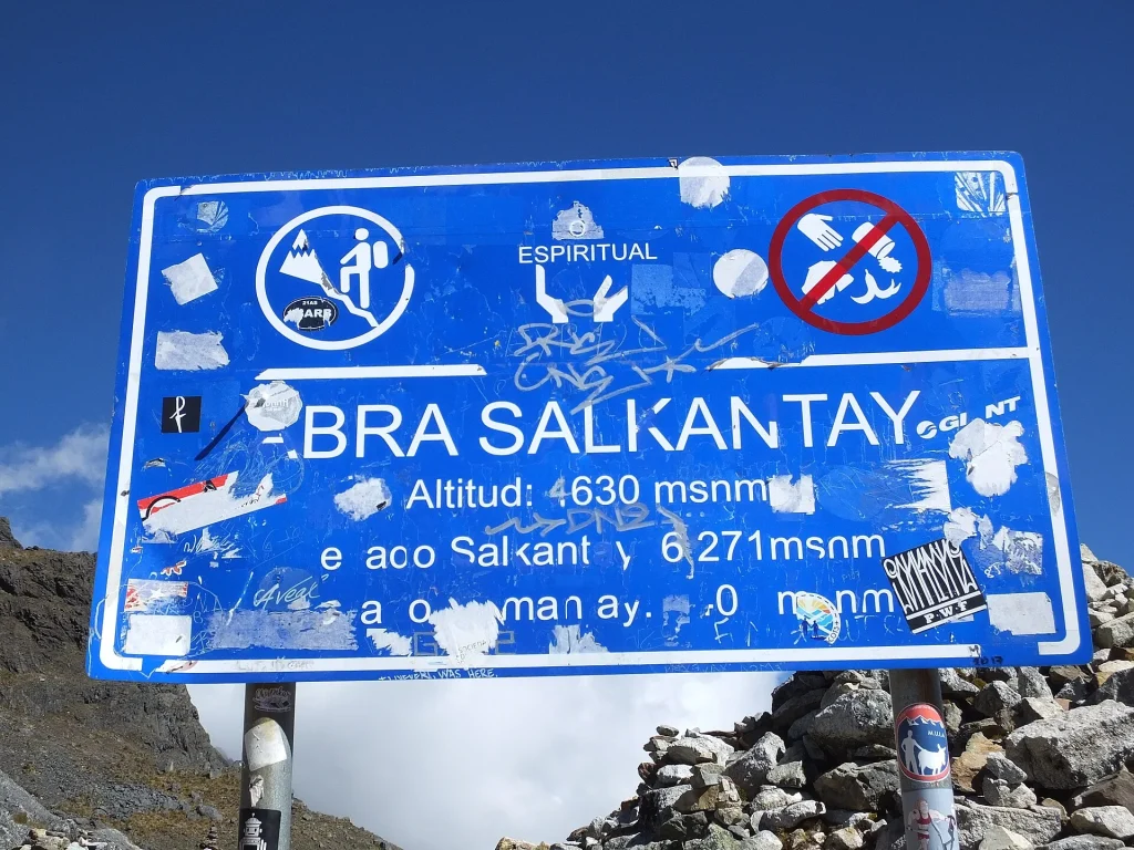 Letrero del Abra Salkantay, a 4,630 m s. n. m.