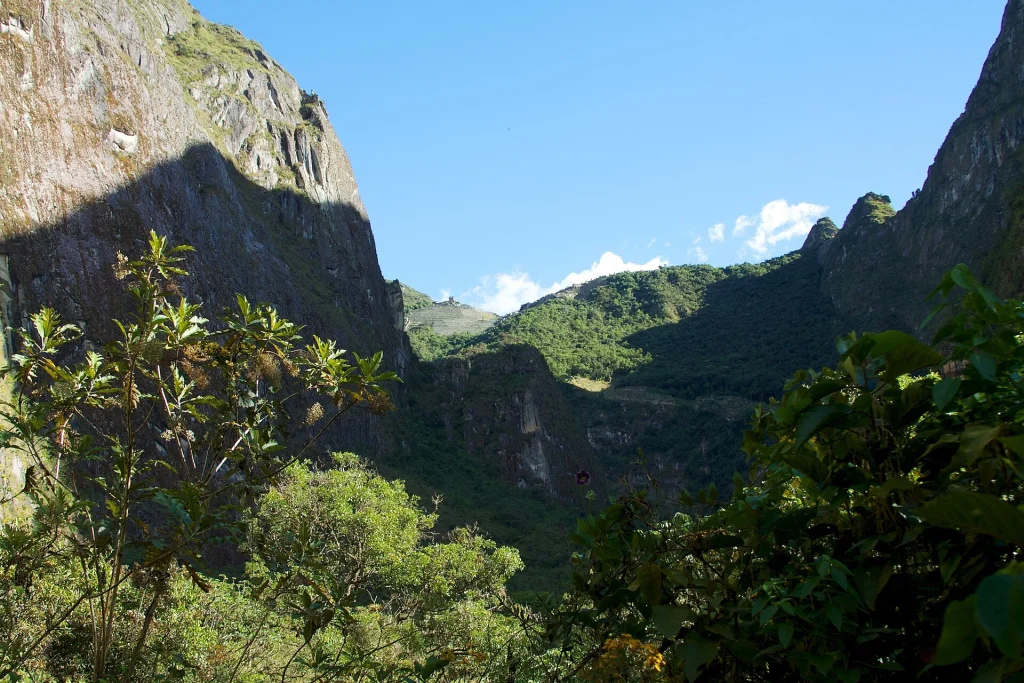 Machu Picchu en lo alto del valle, visto desde el camino hacia Aguas Calientes