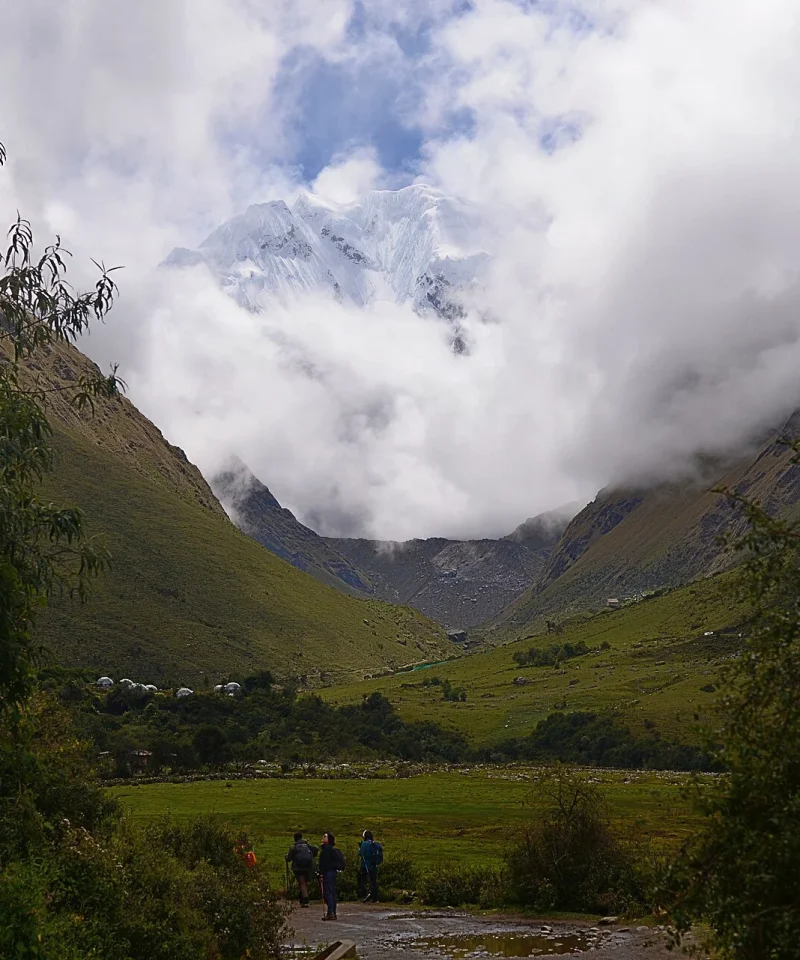 Valle verde con el nevado Salkantay entre las nubes
