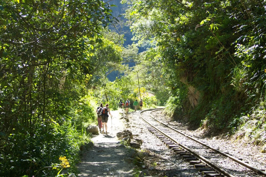 Viajeros caminando junto a las vías del tren entre Hidroeléctrica y Aguas Calientes